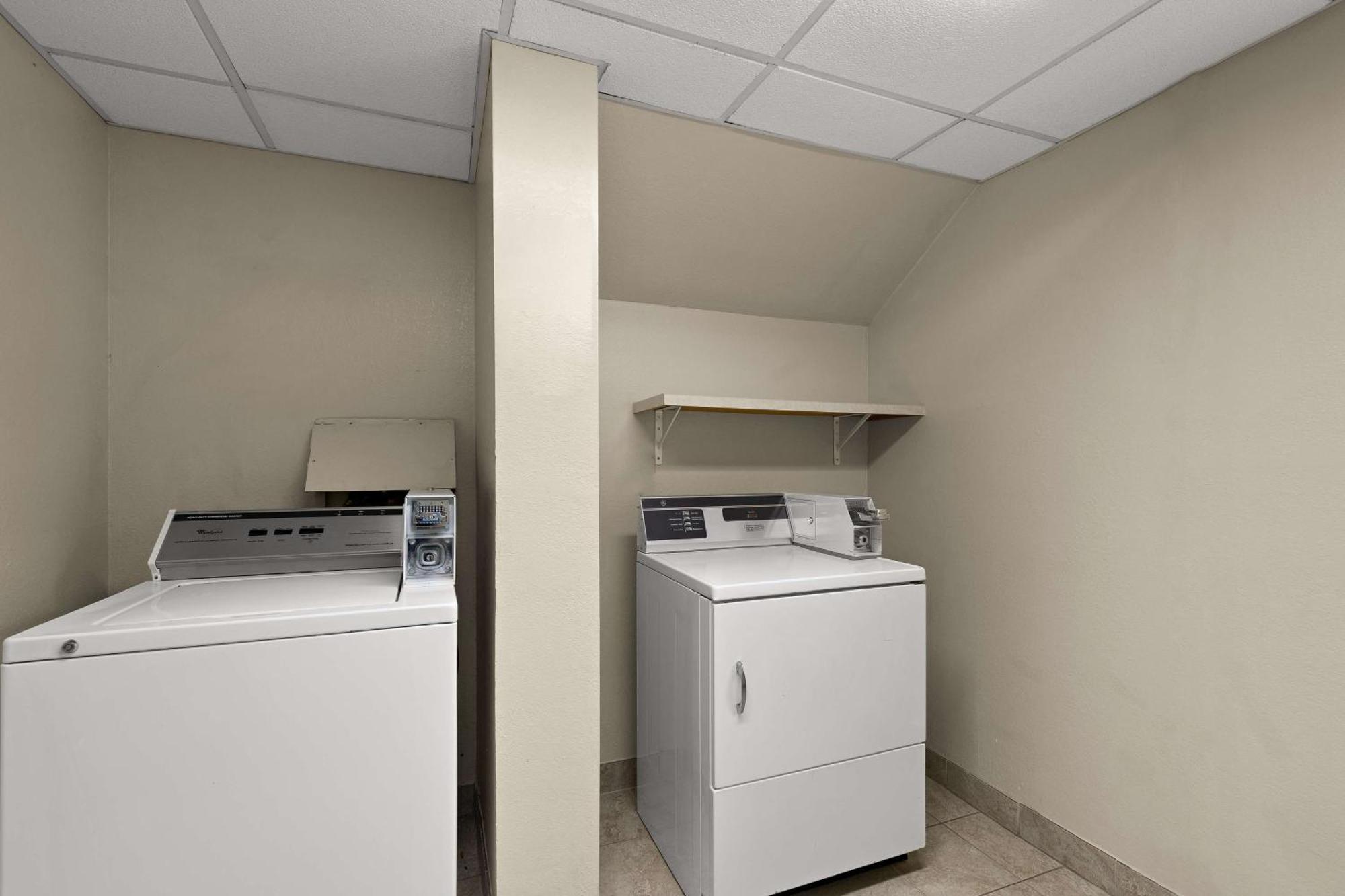 Best Western Germantown Inn Bagian luar foto